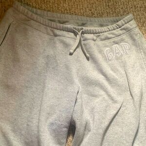 They are gray and they are gap sweatpants no rips on nothing they are perfect!!